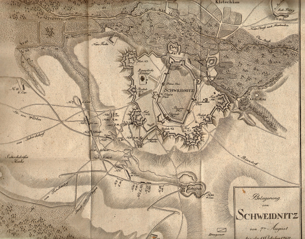 Ein detaillierter alter Stadtplan von Schweidnitz, Deutschland, der Stra├čen, Geb├Ąude, Landmarken und Text mit Informationen ├╝ber die Bev├Âlkerung, Geschichte und Kultur der Stadt zeigt.