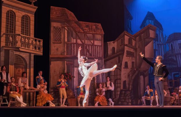 Zwei Tänzer performen auf der Bühne der Royal Opera House in London, während das Publikum zusieht.