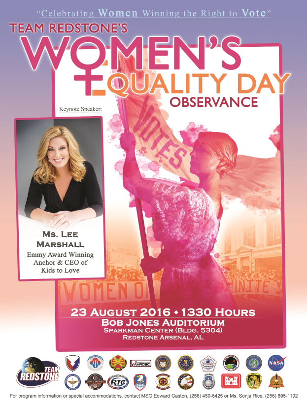 Ein Plakat für die Feier des Women's Equality Day von Team Redstone, das eine Frau mit einer Fahne zeigt, auf der "Women's Equality" steht, sowie Logos und zusätzliche Informationen zum Event am unteren Rand.