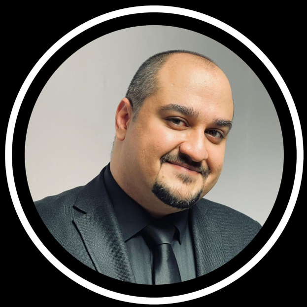 Ein Mann in Anzug und Krawatte vor einem schwarzen Hintergrund, als Anwalt in New York City bezeichnet.