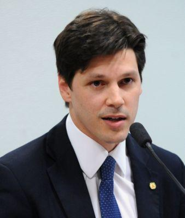 Ein Mann im Anzug und Krawatte spricht vor einer Wand in ein Mikrofon, wahrscheinlich in Reaktion auf die Nachricht über ein Regierungsgesetz zur Internet-Sperrung.