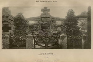 Schwarz-weiß-Foto eines Berliner Friedhofs mit einem Tor, einer Wand, Bäumen und einem Gebäude im Hintergrund, mit dem Text "Grammalskunst, Berlin-Steglitz, Architekt, Bruue Morning in Berlin" unten.