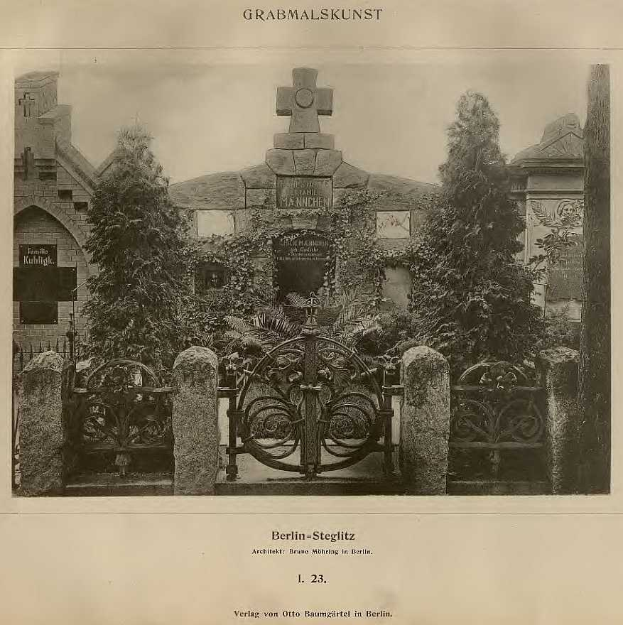 Schwarz-weiß-Foto eines Berliner Friedhofs mit einem Tor, einer Wand, Bäumen und einem Gebäude im Hintergrund, mit dem Text "Grammalskunst, Berlin-Steglitz, Architekt, Bruue Morning in Berlin" unten.