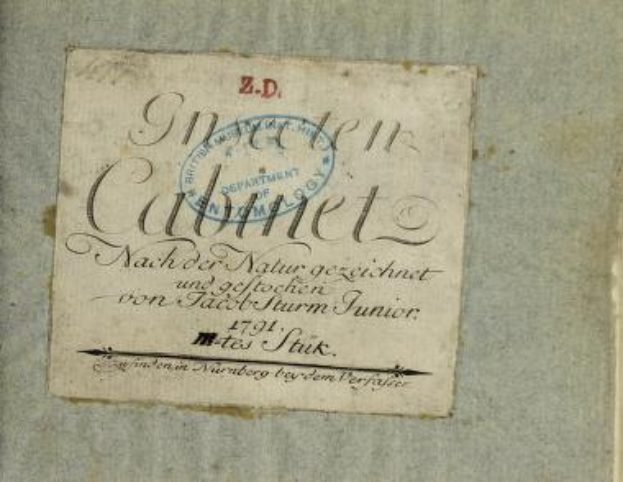 Ein altes Buch mit dem Titel "Z.D. Nürnberg, Deutschland, 1791" mit einem Stempel, der die erste Auflage anzeigt, mit handgeschriebenem Text auf dem Papier.