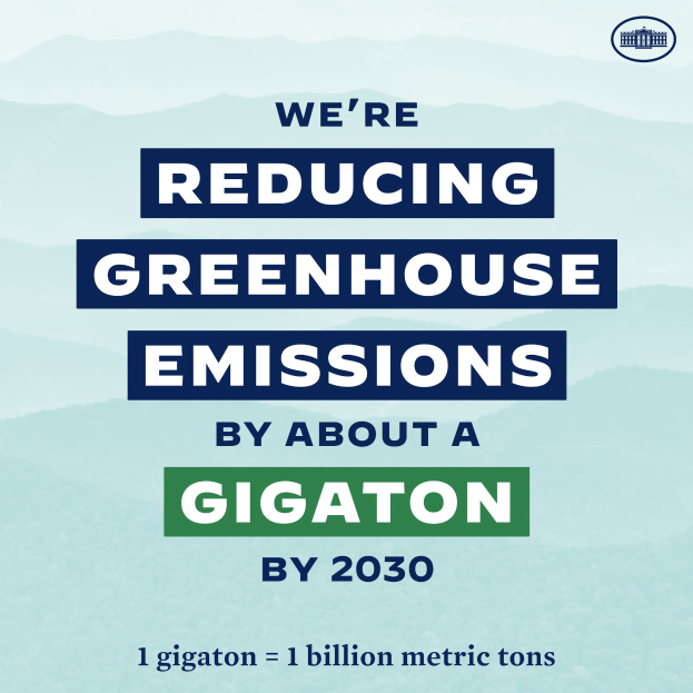 Plakat mit Text und Logo, das "Wir reduzieren die Treibhausgasemissionen um etwa eine Gigatonne bis 2030" verkündet und für die Reduzierung von Treibhausgasemissionen bis 2030 wirbt.