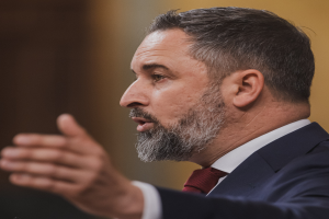 Ein Mann im Anzug und Krawatte spricht in ein Mikrofon, wahrscheinlich zur Entscheidung des Obersten Gerichtshofs über das Verbot der Verwendung des russischen Außenministers Sergej Lawrow.