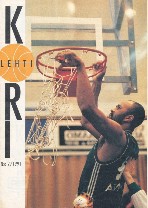 Ein Mann wirft einen Basketball in einen Korb mit einem Basketballnetz im Hintergrund, während eine andere Person daneben steht; eine Wand ist dahinter, und auf der linken Seite steht Text, der "Kobe Bryant 1991-92 Basketball-Karte" lautet.