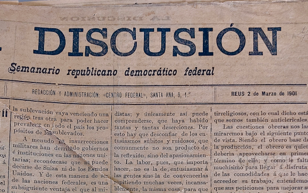 Eine vergilbte, leicht zerknitterte Zeitung mit der Aufschrift "Diskussion" in schwarzer Tinte, die die Schlagzeile "Semanario Repúblicano Democrático Federal" trägt.