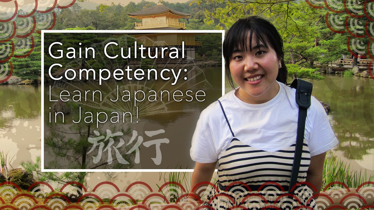 Eine Frau lächelt vor einer friedlichen Landschaft mit Wasser, Grün, einem Gebäude und einem klaren blauen Himmel, mit dem Text 'Erwerben Sie kulturelle Kompetenz: Lernen Sie Japanisch in Japan.'