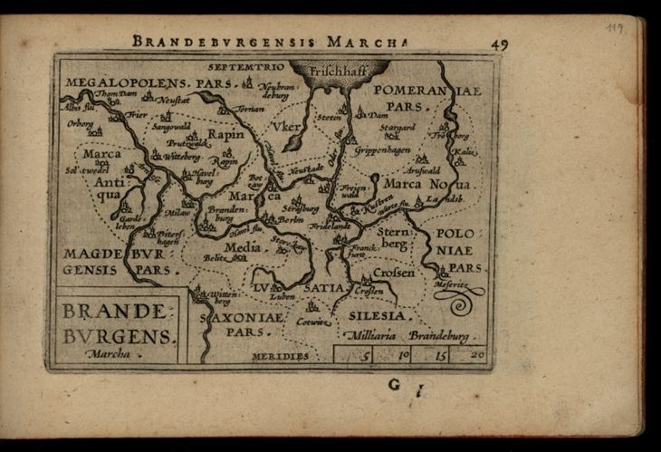 Altes Buch mit einer detaillierten Karte der brandenburgischen Region Deutschlands auf einem schwarzen Hintergrund, das geografische Merkmale und Städte zeigt, begleitet von Texten über die Region.