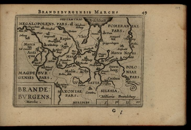 Altes Buch mit einer detaillierten Karte der brandenburgischen Region Deutschlands auf einem schwarzen Hintergrund, das geografische Merkmale und Städte zeigt, begleitet von Texten über die Region.