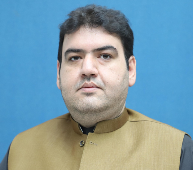 Ein Mann in brauner Weste und schwarzem Hemd steht geknickt vor einem blauen Hintergrund und sieht verzweifelt aus, wahrscheinlich wegen einer lebenslangen Haftstrafe.