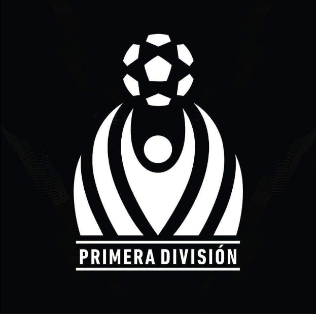 Schwarzer und weißer Fußball mit "Primera Division" in fetter weißer Schrift darüber, umgeben von einem weißen Kreis mit schwarzem Rand auf schwarzem Hintergrund.
