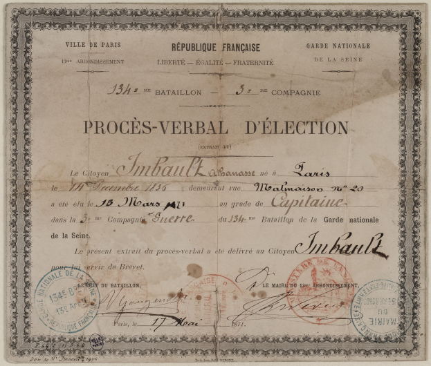 Altes Dokument mit zwei Stempeln, das wie eine Wahlurne mit handgeschriebenem Text aussieht.