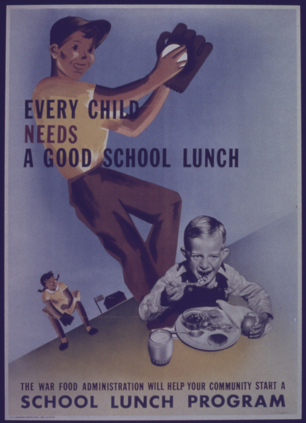 Plakat mit zwei Kindern an einem Tisch mit einem Teller Essen, einem Glas und anderen Gegenständen, mit dem Text "Jedes Kind braucht ein gutes Schulessen."