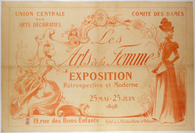 Zwei Frauen in eleganten Kleidern und klassischen Hochsteckfrisuren lächeln den Betrachter auf einem hellblauen Hintergrund an, mit fetter schwarzer Schrift, die die Arts de la Femme Ausstellung ankündigt.