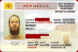 Neues Fahrerlaubnisdokument aus New Mexico mit einem Mannsbild, Text und numerischen Informationen.
