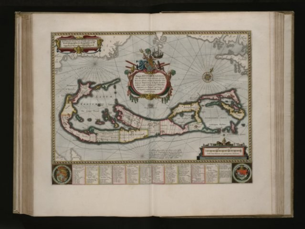 Ein aufgeschlagenes Buch mit einer Karte der Britischen Jungferninseln, umgeben von Text und Bildern, vor einem dunklen Hintergrund.