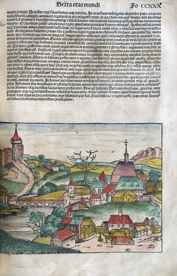 Offenes Buch mit einer detaillierten Illustration einer Kleinstadt mit Häusern, Bäumen, Hügeln und einem Gewässer sowie begleitendem Text.