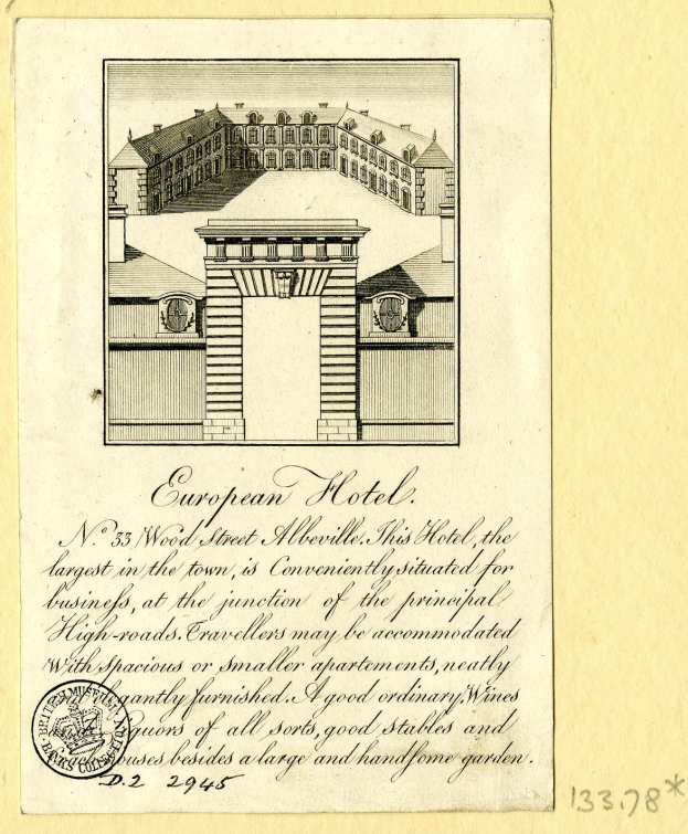 Eine detaillierte Zeichnung eines europäischen Hotels auf Papier mit einem Stempel, einschließlich sichtbarer Fenster, Wände und Dach, begleitet von Text über das Hotel.