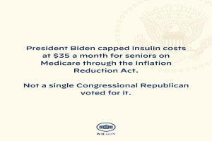 Plakat mit dem Text "Präsident Biden beschränkt Insulin-Kosten auf 35 Dollar pro Monat für Senioren mit Medicare durch das Inflation Reduction Act" und einem Logo.