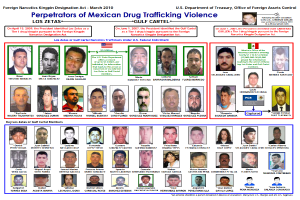 Ein Plakat mit einem hellblauen Hintergrund, das Fotos verschiedener Personen und eine fette schwarze Schrift zeigt, die 'Verbrecher der mexikanischen Drogenhandelgewalt' lautet.