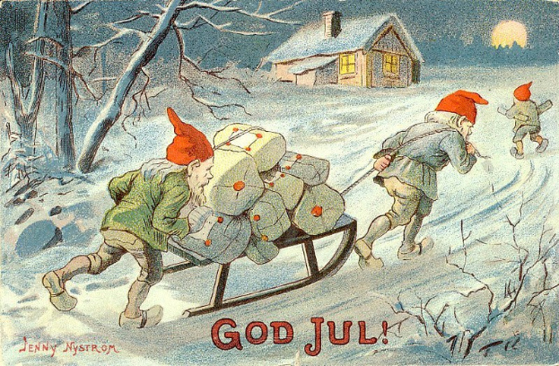 Vintage-Weihnachtsgrußkarte mit zwei Gnomen, die einen Schlitten mit Geschenken durch den Schnee ziehen, mit Bäumen, einem Haus und einem Mond im Hintergrund und der Inschrift "God Jul".