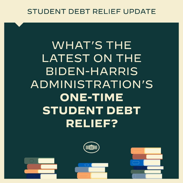 Plakat mit dem Text "Was gibt es Neues zum einmaligen Schuldenentlastungsprogramm der Biden-Harris-Regierung?" über einem Stapel Bücher.