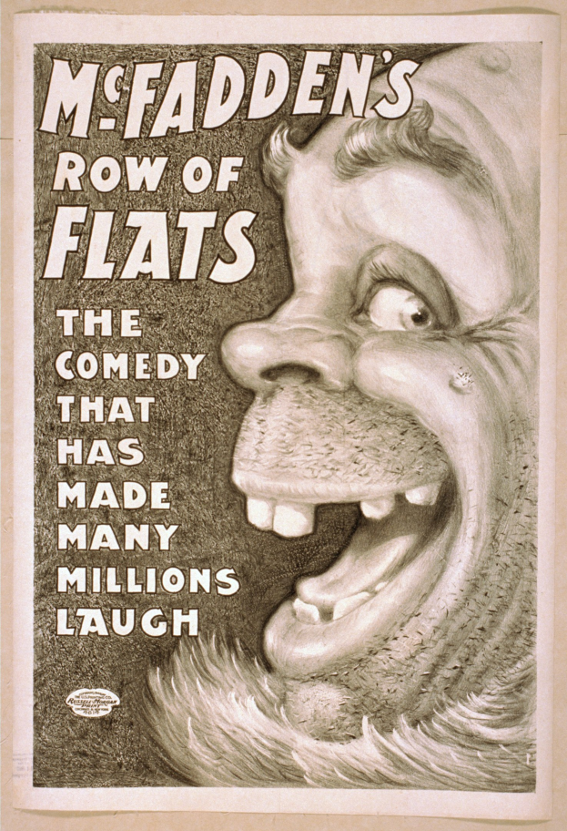 Plakat einer lachenden Person mit wilden Haaren, breitem Grinsen und weit aufgerissenen Augen auf einem hellgelben Hintergrund mit der Aufschrift "McFadden's Row of Flats: Die Comedy, die viele Millionen zum Lachen gebracht hat"