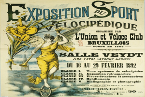 Ein Vintage-Plakat für eine Sportausstellung zeigt einen Radfahrer in einem leuchtend gelben Kleid, entschlossen posierend.