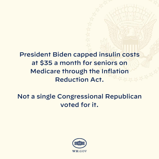 Ein Plakat mit einem Logo und dem Text "Pr├Ąsident Biden hat die Insulin-Kosten f├╝r Senioren auf Medicare mit dem Inflation Reduction Act auf 35 Dollar monatlich gedeckelt".