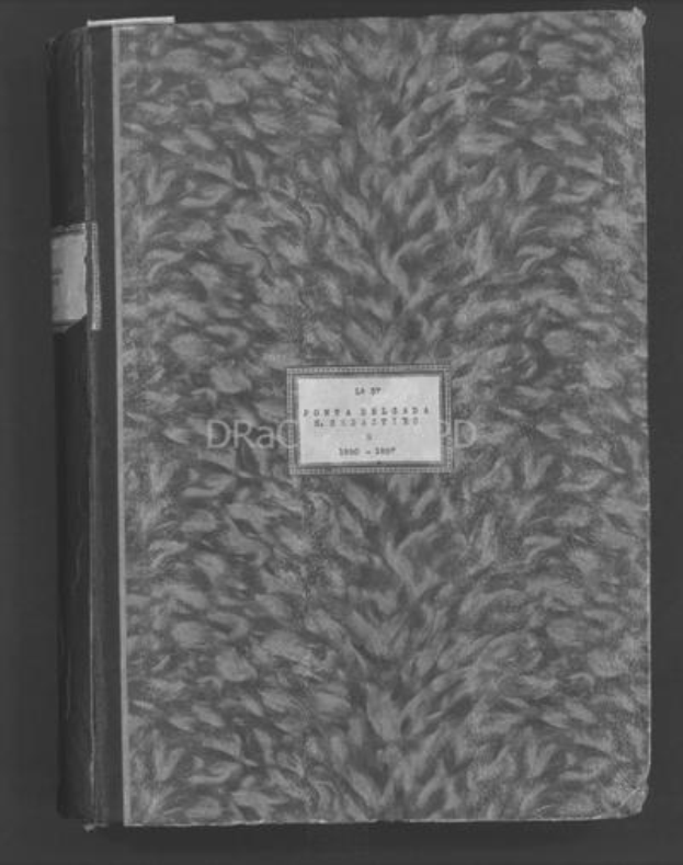 Schwarz-weiß-Foto eines Zeitschriftenhefts mit einem Etikett auf dem Cover, vor einem dunklen Hintergrund.