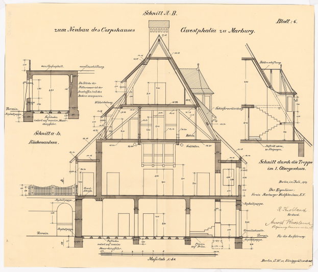 Schwarzes und weißes Architekturzeichnung eines Hauses mit zahlreichen Fenstern und einem geneigten Dach, beschriftet als erstes Haus in Deutschland, begleitet von detaillierten Plänen und Text.