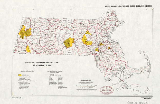 Ein Plakat mit einer Karte von Massachusetts, auf der gelbe und rote Punkte die Hochwasserrisikostellen anzeigen, begleitet von erklärendem Text.