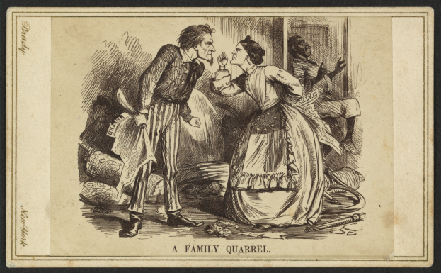 Ein Mann und eine Frau stehen im Zentrum des Bildes, wobei der Mann ein Objekt in der Hand hält, während es zu einem Familienstreit kommt.