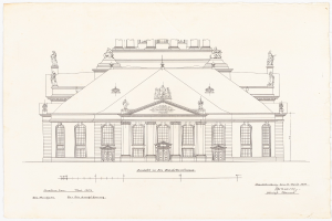 Ein detailliertes Zeichnung des Schlosshof-Gebäudes in Dresden, Deutschland, mit zahlreichen Fenstern und Statuen, skizziert auf einem Blatt Papier mit sichtbarem Text.