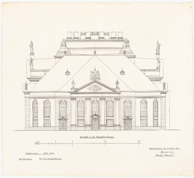 Ein detailliertes Zeichnung des Schlosshof-Gebäudes in Dresden, Deutschland, mit zahlreichen Fenstern und Statuen, skizziert auf einem Blatt Papier mit sichtbarem Text.