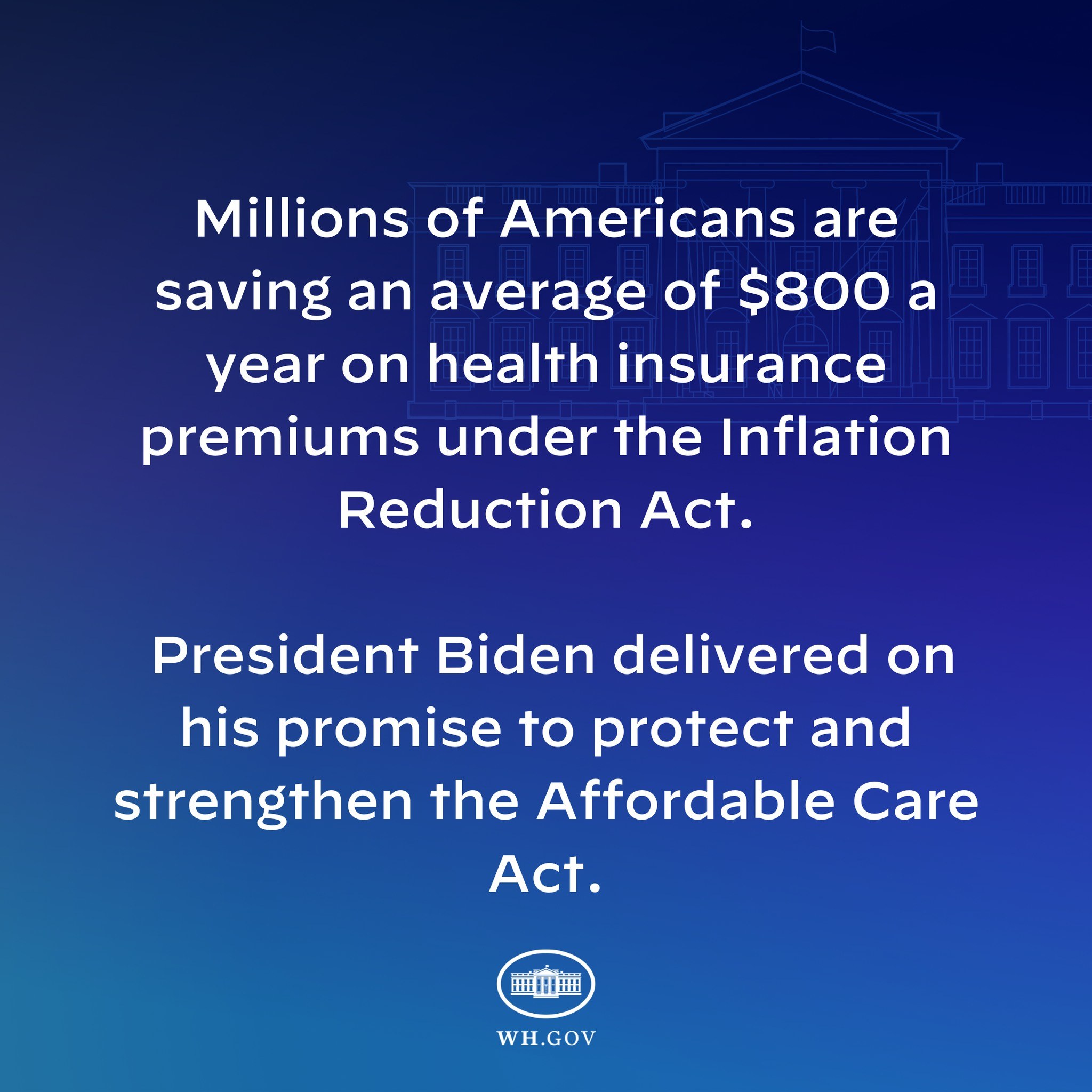 Blauer Hintergrund mit weißer Schrift, die besagt "Millionen von Amerikanern sparen durchschnittlich 800 USD im Jahr bei den Gesundheitsversicherungsprämien thanks to the Inflation Reduction Act" in der Mitte, mit einem Logo darunter.