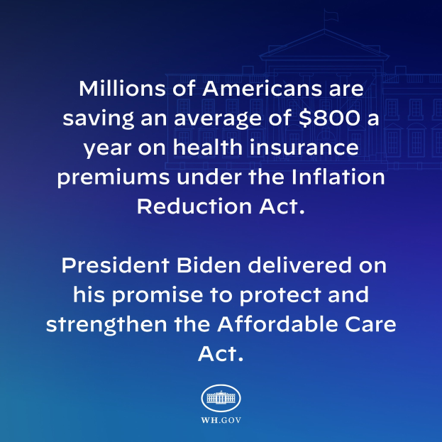 Blauer Hintergrund mit weißer Schrift, die besagt "Millionen von Amerikanern sparen durchschnittlich 800 USD im Jahr bei den Gesundheitsversicherungsprämien thanks to the Inflation Reduction Act" in der Mitte, mit einem Logo darunter.