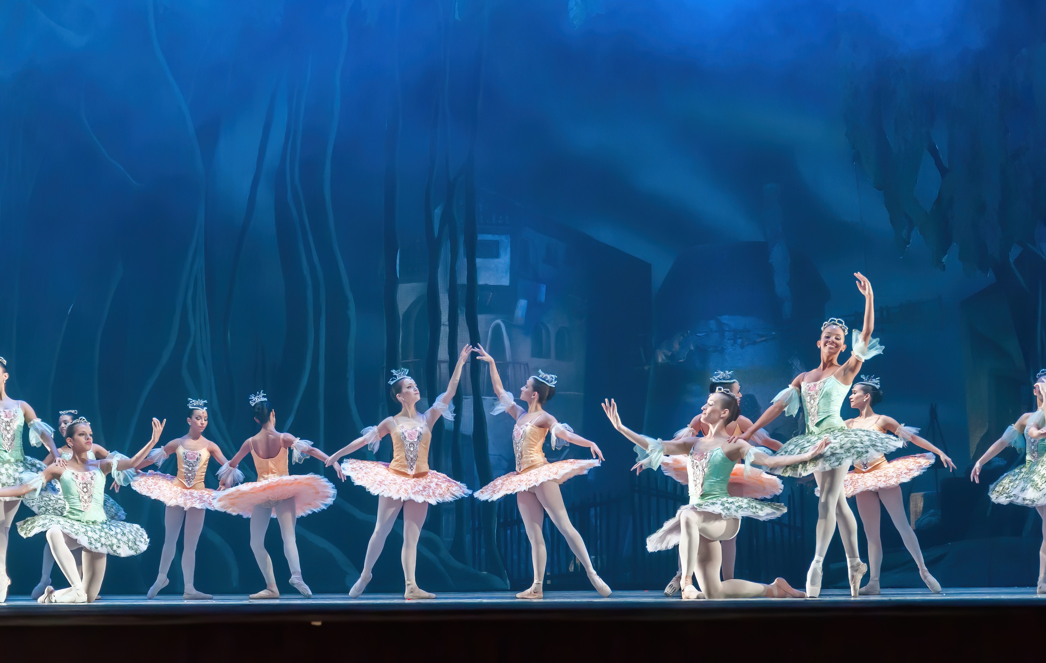 "Theater des Estrada-Liedes" des Zentrums für Ästhetische Bildung von Kindern der Region Nizhny Novgorod wird vor Beginn der "Nussknacker"-Aufführung im Nizhny Novgorod TYUZ am 1. Juni auftreten