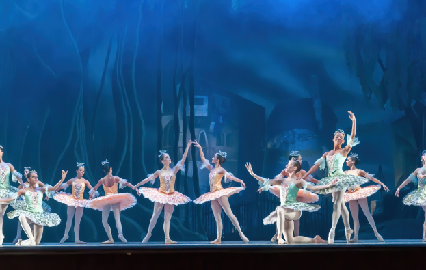 "Theater des Estrada-Liedes" des Zentrums für Ästhetische Bildung von Kindern der Region Nizhny Novgorod wird vor Beginn der "Nussknacker"-Aufführung im Nizhny Novgorod TYUZ am 1. Juni auftreten