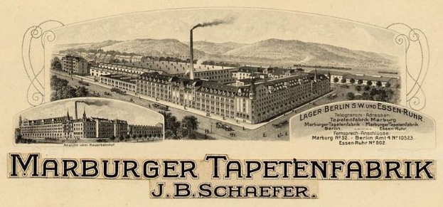 Eine alte Werbung für die Marburger Tapetenfabrik in Berlin, Deutschland, mit Gebäuden, Bäumen, Hügeln, Rauch und Text.