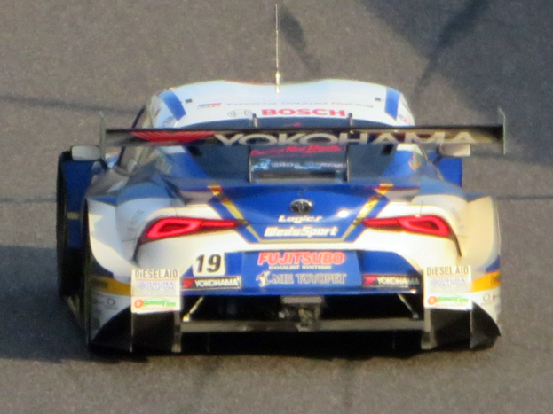 Ein leuchtend blau-weißer Toyota TS050 Hybrid-Rennwagen mit dem Toyota-Logo auf der Seite, entworfen für die 24 Stunden von Le Mans, mit einer schlanken aerodynamischen Form und niedrigem Profil.