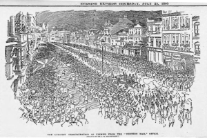 Schwarze und weiße Illustration einer Menge, die eine Straße zwischen Gebäuden entlanggeht, mit Text oben und unten: "Die Unionistendemonstration aus der Sicht des Western Mail Office".