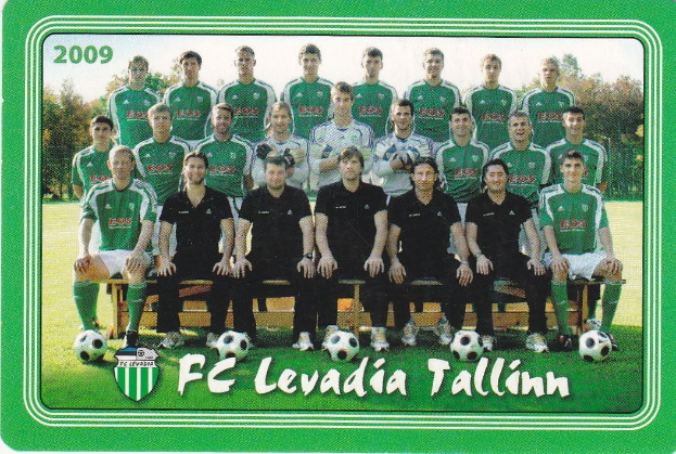 Plakat von FC Levadia Tallinn mit Mannschaftsmitgliedern auf einer Bank mit Fußballs, Bäumen und einem blauen Himmel im Hintergrund sowie Text und Logo unten.
