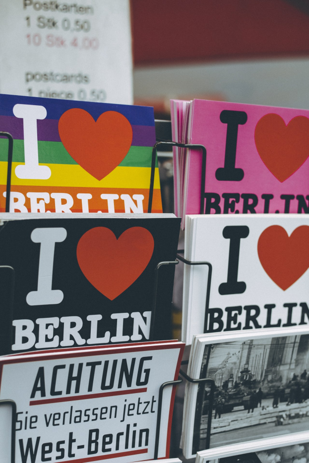 Ein Ständer mit Büchern und Postern mit der Aufschrift "Ich liebe Berlin", vor einem leicht unscharfen Hintergrund.
