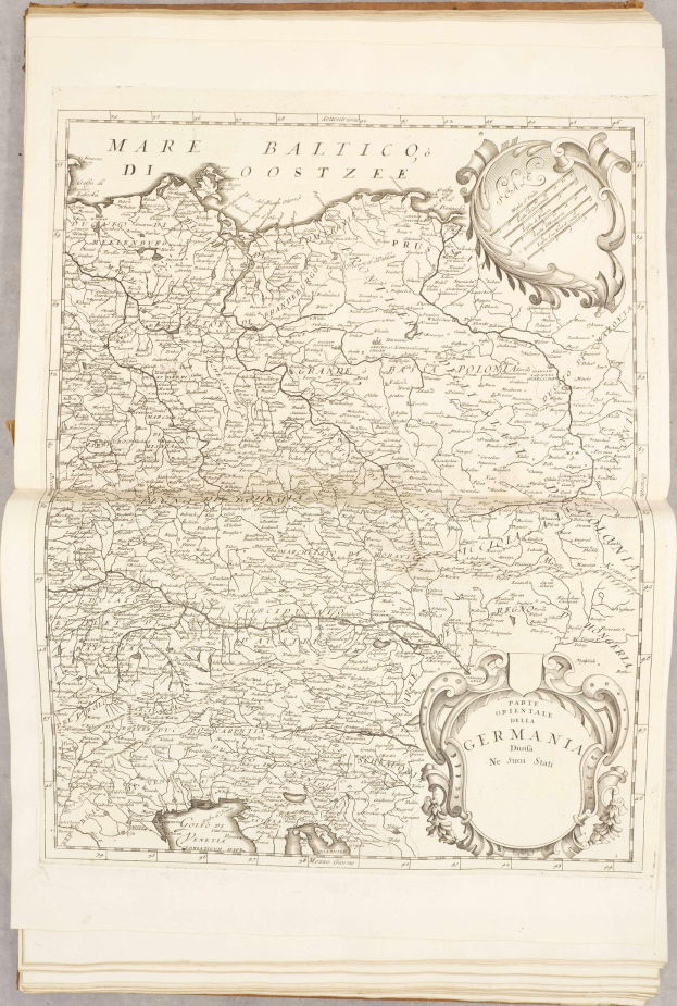 Altes Buch mit einer detaillierten Karte von Deutschlands Regionen auf dem Cover, begleitet von erklärendem Text.