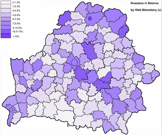 Eine Karte von Belarus mit farbcodierten Regionen, die die Bevölkerungsanteile anzeigen, begleitet von einem Strichcode und Text auf der linken Seite.