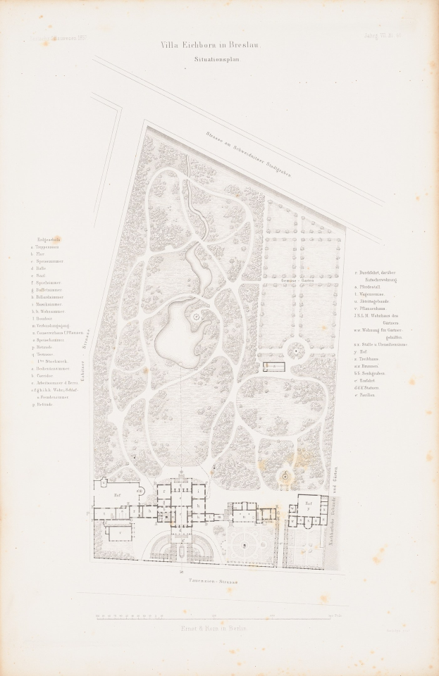 Ein altes Buch mit einer detaillierten Karte eines Parks auf dem Deckel, das Bäume, Sträucher und andere Vegetation zeigt, zusammen mit Text, der Informationen über den Park liefert.