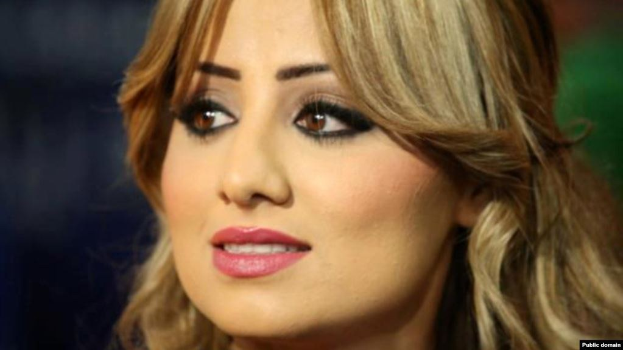 Eine Frau mit langen blonden Haaren und pinkem Lippenstift im Vordergrund, mit unscharfem Hintergrund und Text, der unten rechts 'Demi Lovato Vermögen, Alter, Größe, Gewicht, Familie, Wiki & mehr' liest.